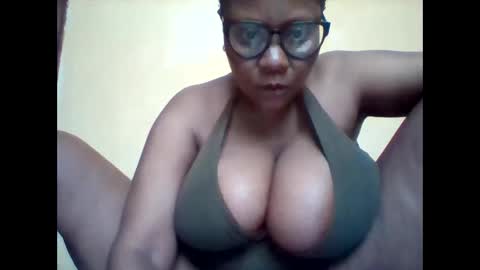 Snapshot of ebonybussy chatting on October 28, 2025, 7:12 am MAMITO online show from October 28, 2025, 7:12 am