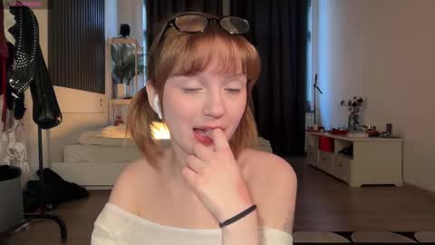 Snapshot of electric_woman chatting on November 19, 2025, 11:21 am Aleksa online show from November 19, 2025, 11:21 am