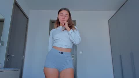 Snapshot of eleonora_linn_ chatting on February 11, 2025, 8:15 am Eleonora online show from February 11, 2025, 8:15 am