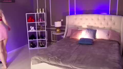 Elina online show from October 7, 2025, 1:36 am