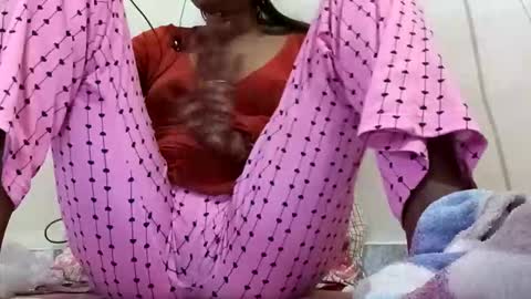 Snapshot of elina_roy03 chatting on December 5, 2025, 4:43 am elina_roy03 online show from December 5, 2025, 4:43 am