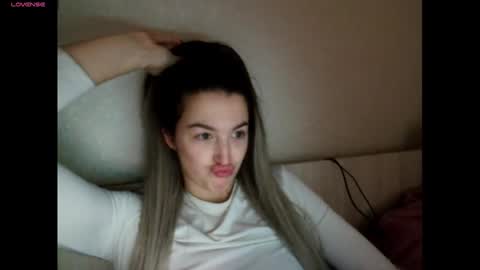 elisa_dove208 online show from December 1, 2025, 4:28 am