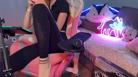 Snapshot of elisa_north chatting on October 3, 2025, 12:35 pm Elisa North online show from October 3, 2025, 12:35 pm