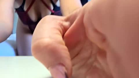 elisehipele online show from October 9, 2025, 3:21 pm