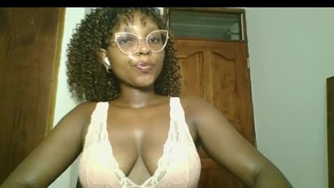 Snapshot of ella_laurel chatting on March 10, 2025, 12:07 am Ella online show from March 10, 2025, 12:07 am