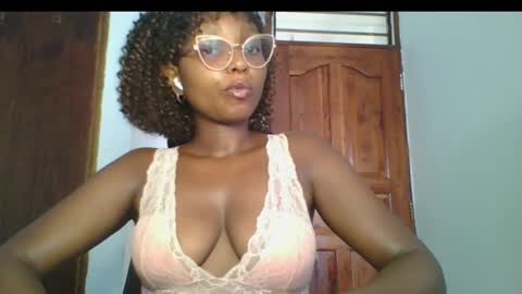 Snapshot of ella_laurel chatting on March 10, 2025, 5:11 am Ella online show from March 10, 2025, 5:11 am