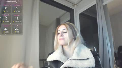 ella_vee online show from November 3, 2025, 4:03 am