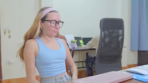 Snapshot of ellcrys chatting on October 27, 2025, 9:30 pm im Elsa lets go Subscribe to my OF and Youtube -35 online show from October 27, 2025, 9:30 pm