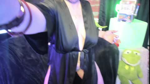 Snapshot of elle4you chatting on January 28, 2025, 1:50 am ELLE online show from January 28, 2025, 1:50 am