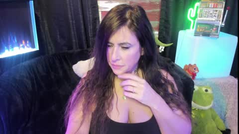 Snapshot of elle4you chatting on February 5, 2025, 4:47 pm ELLE online show from February 5, 2025, 4:47 pm
