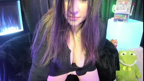Snapshot of elle4you chatting on February 26, 2025, 8:22 pm ELLE online show from February 26, 2025, 8:22 pm