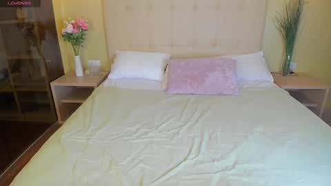 elle_ellise online show from December 2, 2025, 9:36 am