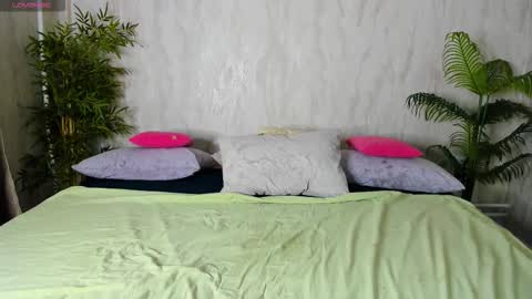 elle_ellise online show from December 3, 2025, 8:00 am