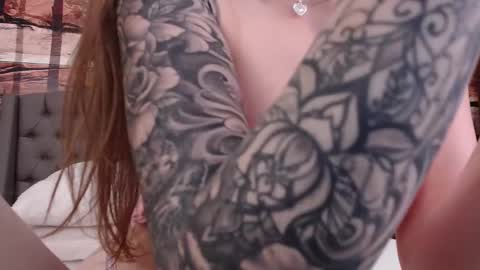 Elle online show from September 22, 2025, 3:41 am