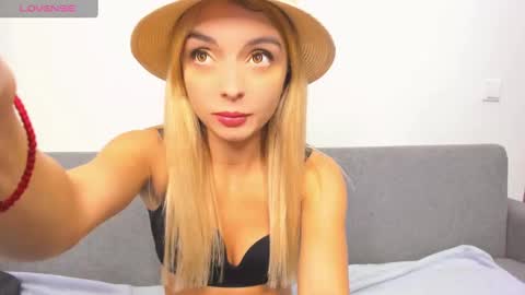 Snapshot of ellen_flow chatting on February 19, 2025, 9:14 pm ellen_flow online show from February 19, 2025, 9:14 pm