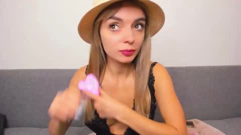 Snapshot of ellen_flow chatting on March 9, 2025, 2:54 pm ellen_flow online show from March 9, 2025, 2:54 pm