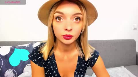 Snapshot of ellen_flow chatting on October 1, 2025, 8:37 pm ellen_flow online show from October 1, 2025, 8:37 pm