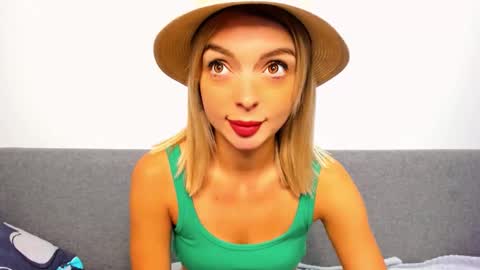 Snapshot of ellen_flow chatting on October 5, 2025, 7:23 pm ellen_flow online show from October 5, 2025, 7:23 pm