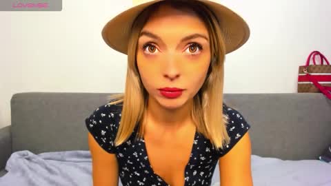 Snapshot of ellen_flow chatting on October 19, 2025, 6:30 pm ellen_flow online show from October 19, 2025, 6:30 pm