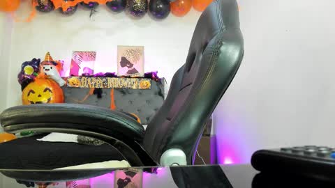  Ellie   online show from October 29, 2025, 12:07 pm