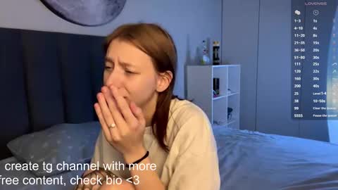 Snapshot of ellie_hollow chatting on November 6, 2025, 7:20 am Ellie online show from November 6, 2025, 7:20 am