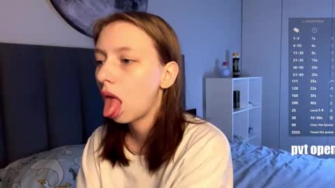 Snapshot of ellie_hollow chatting on November 7, 2025, 7:19 am Ellie online show from November 7, 2025, 7:19 am