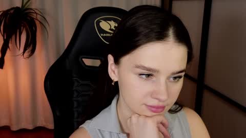 Snapshot of elliephant_ chatting on December 30, 2024, 12:20 pm just Emily online show from December 30, 2024, 12:20 pm