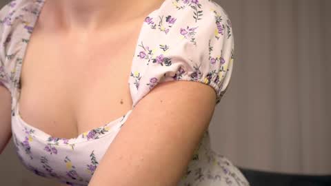 Snapshot of elliephant_ chatting on January 5, 2025, 6:35 pm just Emily online show from January 5, 2025, 6:35 pm