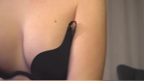 Snapshot of elliephant_ chatting on January 7, 2025, 6:14 pm just Emily online show from January 7, 2025, 6:14 pm