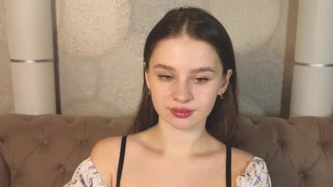 Snapshot of elliephant_ chatting on January 8, 2025, 12:26 pm just Emily online show from January 8, 2025, 12:26 pm