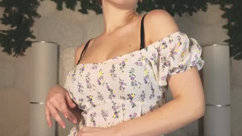 Snapshot of elliephant_ chatting on January 8, 2025, 3:28 pm just Emily online show from January 8, 2025, 3:28 pm