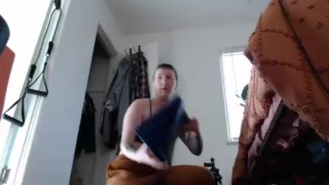 Snapshot of ellierowyn chatting on December 15, 2025, 7:40 pm Ellie Rowyn online show from December 15, 2025, 7:40 pm