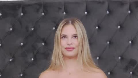 Elsa Jean online show from September 10, 2025, 2:33 am