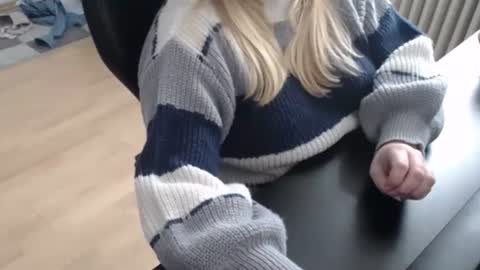 Snapshot of elly_petite chatting on September 27, 2025, 9:25 am Elly online show from September 27, 2025, 9:25 am