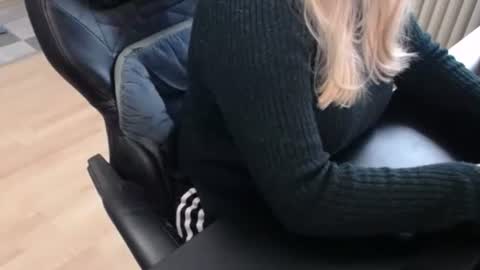 Snapshot of elly_petite chatting on September 30, 2025, 7:35 am Elly online show from September 30, 2025, 7:35 am