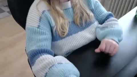 Snapshot of elly_petite chatting on October 17, 2025, 2:08 pm Elly online show from October 17, 2025, 2:08 pm