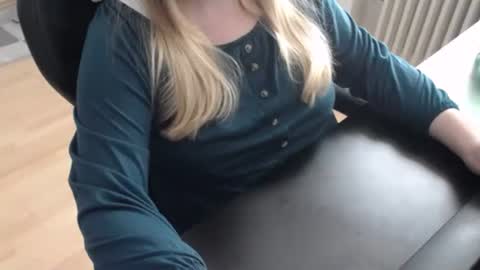 Snapshot of elly_petite chatting on October 18, 2025, 9:32 am Elly online show from October 18, 2025, 9:32 am