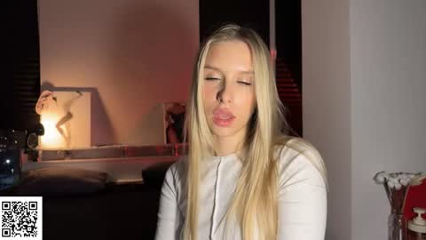 Snapshot of elysia_xo chatting on December 14, 2025, 12:05 am Elysia online show from December 14, 2025, 12:05 am