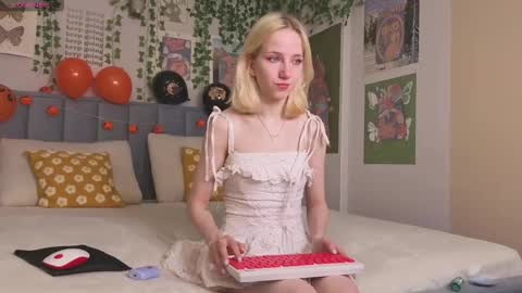 Snapshot of emacalim_ chatting on October 26, 2025, 12:44 pm Emma online show from October 26, 2025, 12:44 pm