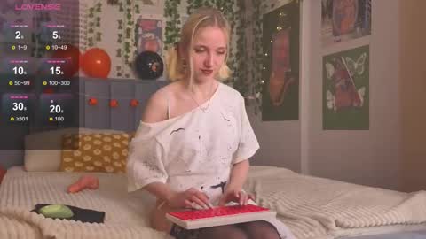 Snapshot of emacalim_ chatting on October 31, 2025, 4:52 pm Emma online show from October 31, 2025, 4:52 pm