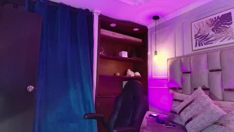 Snapshot of emelie_ch_ chatting on December 13, 2024, 3:05 am Emily online show from December 13, 2024, 3:05 am