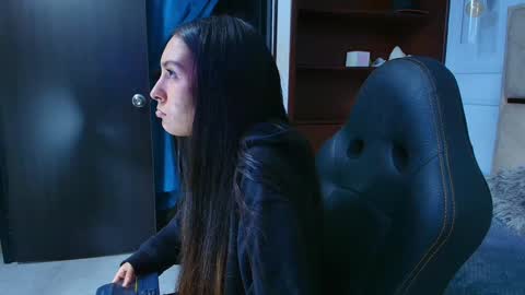 Snapshot of emelie_ch_ chatting on December 31, 2024, 12:32 am Emily online show from December 31, 2024, 12:32 am