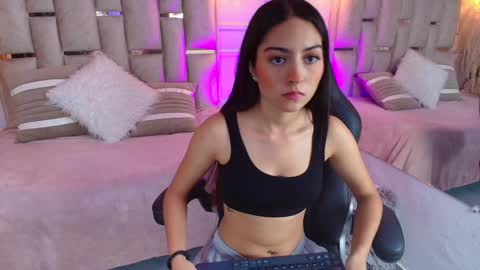 Snapshot of emelie_ch_ chatting on January 10, 2025, 5:37 am Emily online show from January 10, 2025, 5:37 am