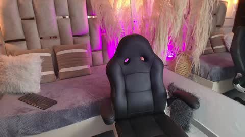 Snapshot of emelie_ch_ chatting on January 15, 2025, 1:23 am Emily online show from January 15, 2025, 1:23 am