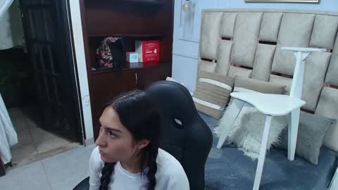 Snapshot of emelie_ch_ chatting on January 17, 2025, 2:08 am Emily online show from January 17, 2025, 2:08 am