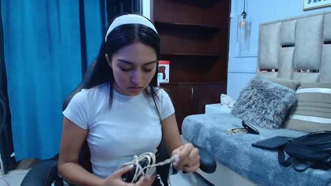 Snapshot of emelie_ch_ chatting on January 21, 2025, 11:34 pm Emily online show from January 21, 2025, 11:34 pm