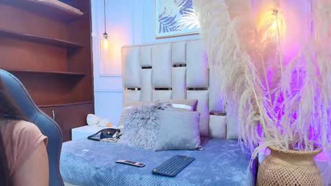 Snapshot of emelie_ch_ chatting on January 23, 2025, 12:04 am Emily online show from January 23, 2025, 12:04 am