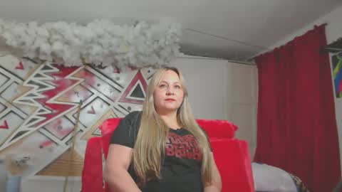 Snapshot of emeraldcurbesexxxy chatting on December 16, 2025, 5:34 am emeraldcurbesexxxy online show from December 16, 2025, 5:34 am