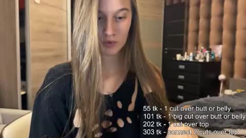 emi__ly online show from November 28, 2025, 6:43 pm