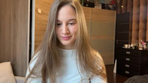 emi__ly online show from December 1, 2025, 6:51 am